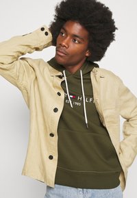 Tommy Hilfiger LOGO HOODY - Sweatshirt com capuz - olivewood