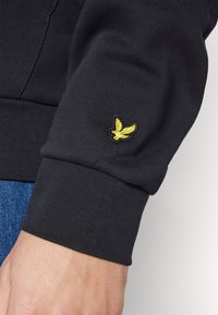 Lyle & Scott Mikina s kapucí - black