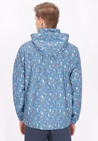 Lichte, blauw-gepatroneerde jas met capuchon, met witte en rode zeilboot graphics. Lange mouwen met elastische manchetten en een relaxte pasvorm.