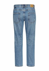Jasnoniebieskie dżinsy o prostym kroju nogawki, z dwoma tylnymi kieszeniami, widocznymi detalami przeszyć i brązową skórzaną metką na pasie.