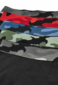 Négy pár boxer alsónadrág derékszíja különböző színekben: fekete, piros, kék, zöld és szürke, militar teremmintázattal és elasztikus anyagból készült.