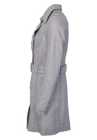 Lichte grijze trenchcoat met een verstelbare taille, dubbele knopen en schouderstukken. Heeft een gladde, matte textuur en zijzakken.