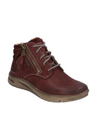 Červené kožené kotníkové boty s texturovaným povrchem, šedými tkaničkami a bočním zipem. Mají světle hnědou gumovou podrážku s profilem.