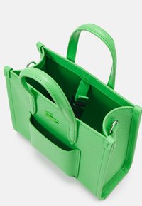 Borsa a mano sintetica verde con materiale texturizzato, manici doppi e un ampio interno con una tasca laterale. Nessun hardware visibile.
