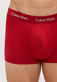 Calvin Klein Underwear HOLIDAY LOW RISE TRUNK 3 PACK - Boxer aderenti - grey/red/black
