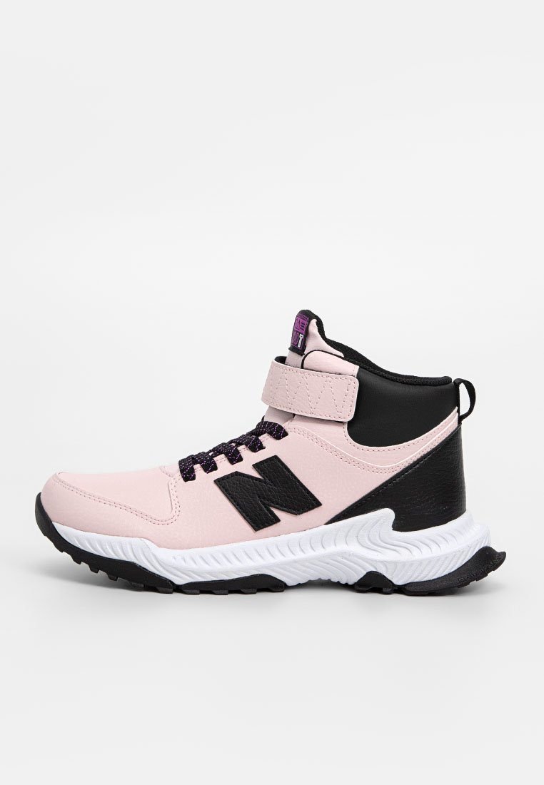 Sneaker alto sintetico rosa con accenti neri, suola intermedia bianca, dettagli viola e una fascia in velcro per una chiusura sicura. Lacci neri.