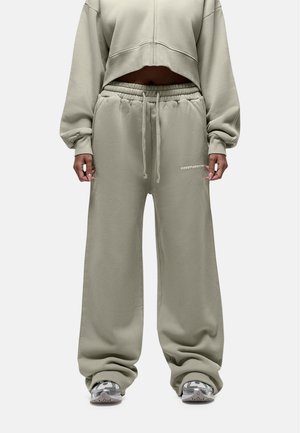 - Spodnie treningowe