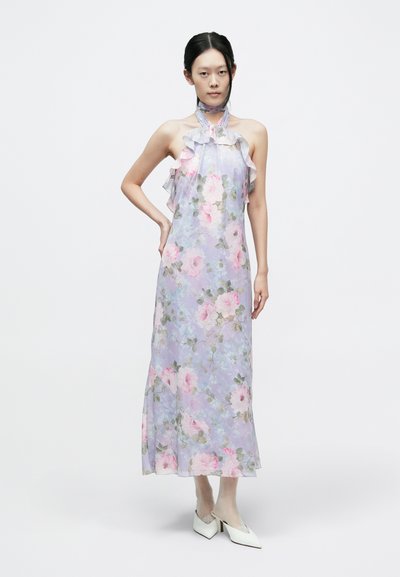 Lila chiffonból készült virágos maxi ruha fodros díszítéssel és pánt nélküli nyakkal. Rózsaszín rózsákból és zöld levelekből álló mintával.