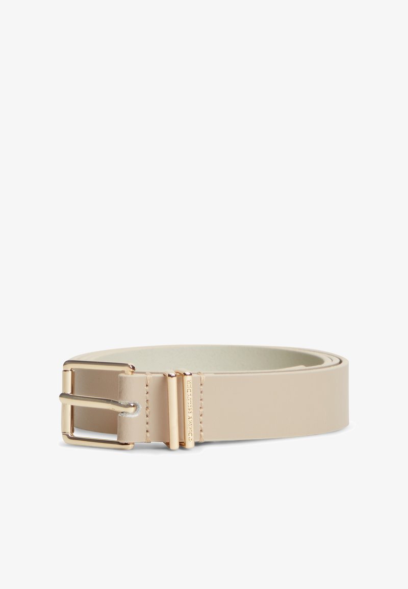 Ceinture en cuir beige avec une boucle en métal doré et deux passants dorés, roulée sur un fond blanc.