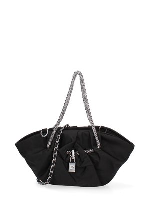 Sac à main en tissu noir doux avec des anses en chaîne argentée et un détail de serrure argentée au centre avant.