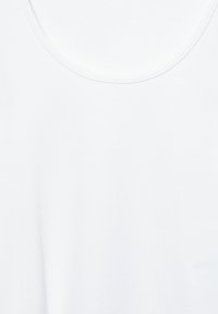 Bílý top bez rukávů s kulatým výstřihem, vyrobený z hladké, žebrované tkaniny. Má čistý, minimalistický design bez vzorů nebo ozdob.