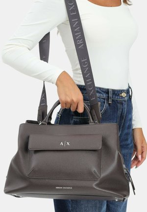 Borsa a tracolla in pelle grigia con texture, dotata di due manici superiori, una tracolla staccabile, pattina frontale e dettagli con logo. Presenta una tasca laterale con zip.
