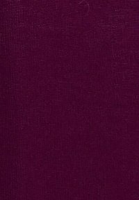Échantillon de tissu bordeaux, surface texturée avec un fin tissage, présentant une couleur unie sans motifs ni embellissements.