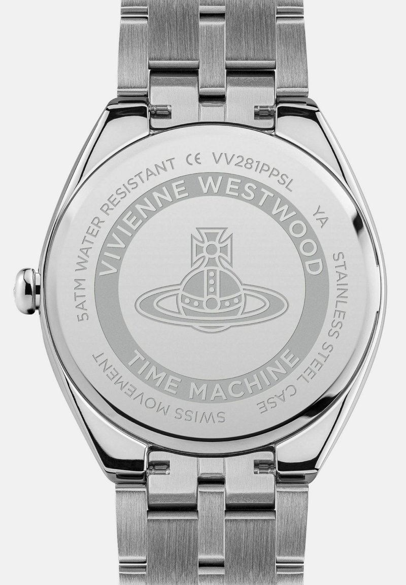 Orologio in acciaio inox con bracciale e cassa argentati, caratterizzato da un fondello liscio inciso con "Vivienne Westwood" e un design di macchina del tempo.