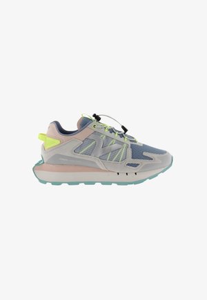 Sport sneaker met een grijze mesh- en suède bovenkant, neon groene accenten en een lichtblauwe rubberen zool. Lichtgewicht ontwerp met een toggle vetersysteem.