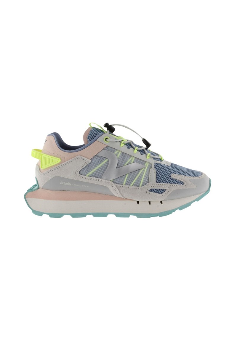 Zapatilla deportiva con parte superior de malla y ante gris, acentos en verde neón y suela de goma azul claro. Diseño ligero con un sistema de lazado de tipo toggle.