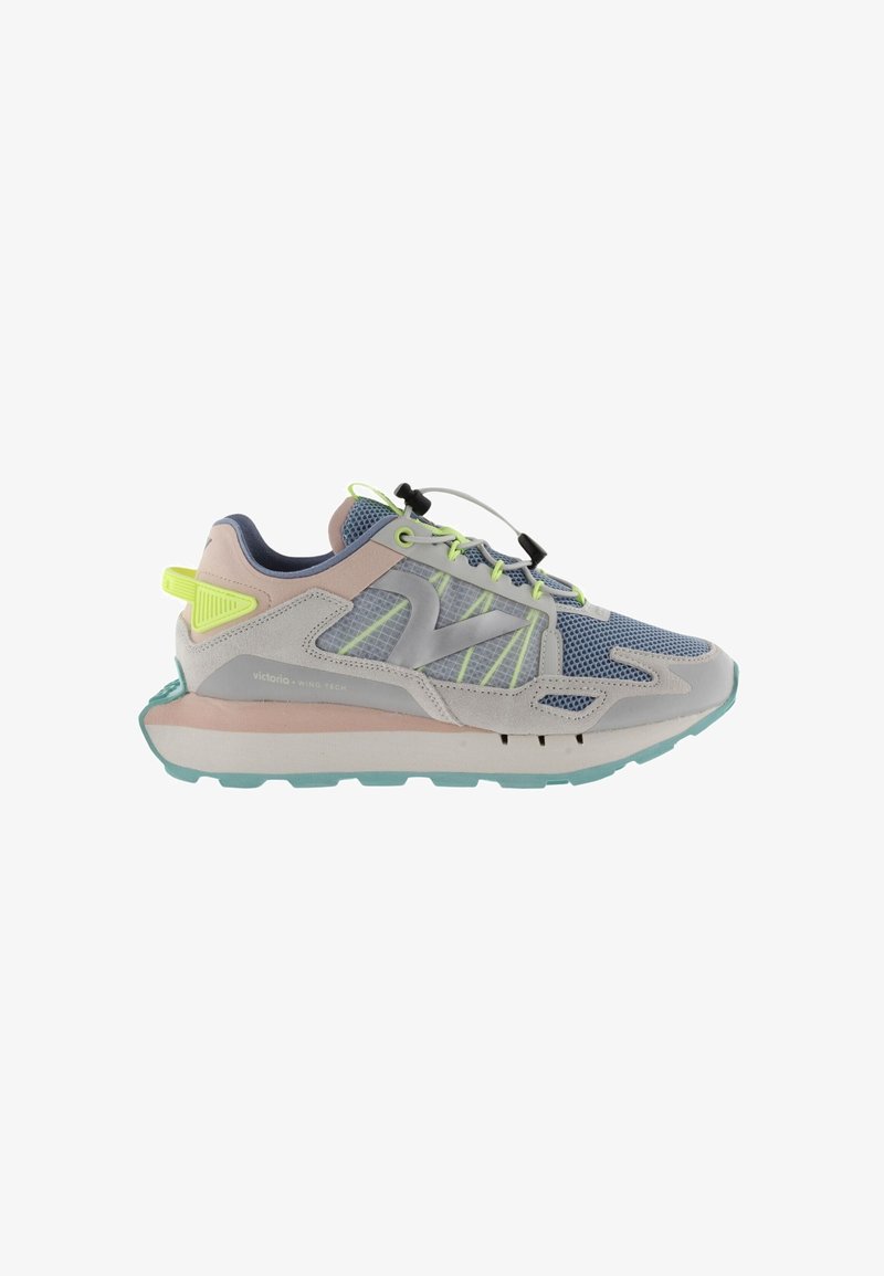 Baskets de sport avec une tige en mesh et en suède gris, accents vert néon, et une semelle en caoutchouc bleu clair. Design léger avec un système de laçage à tirette.