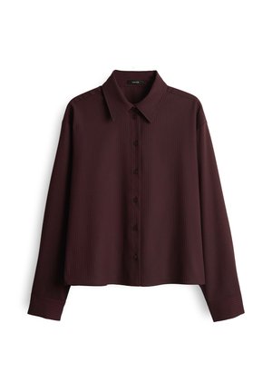 Camicia a maniche lunghe, con bottoni, di un intenso bordeaux scuro con colletto a punta e sottili righe verticali su sfondo bianco.