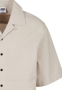 Beiges kurzärmeliges Hemd mit strukturierten vertikalen Streifen, Brusttasche und Kragen, mit Urban Classics Größe M beschriftet.