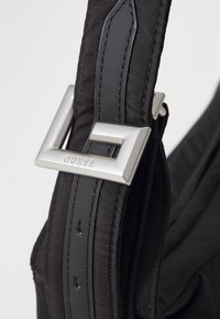 Guess Skuldertasker - black