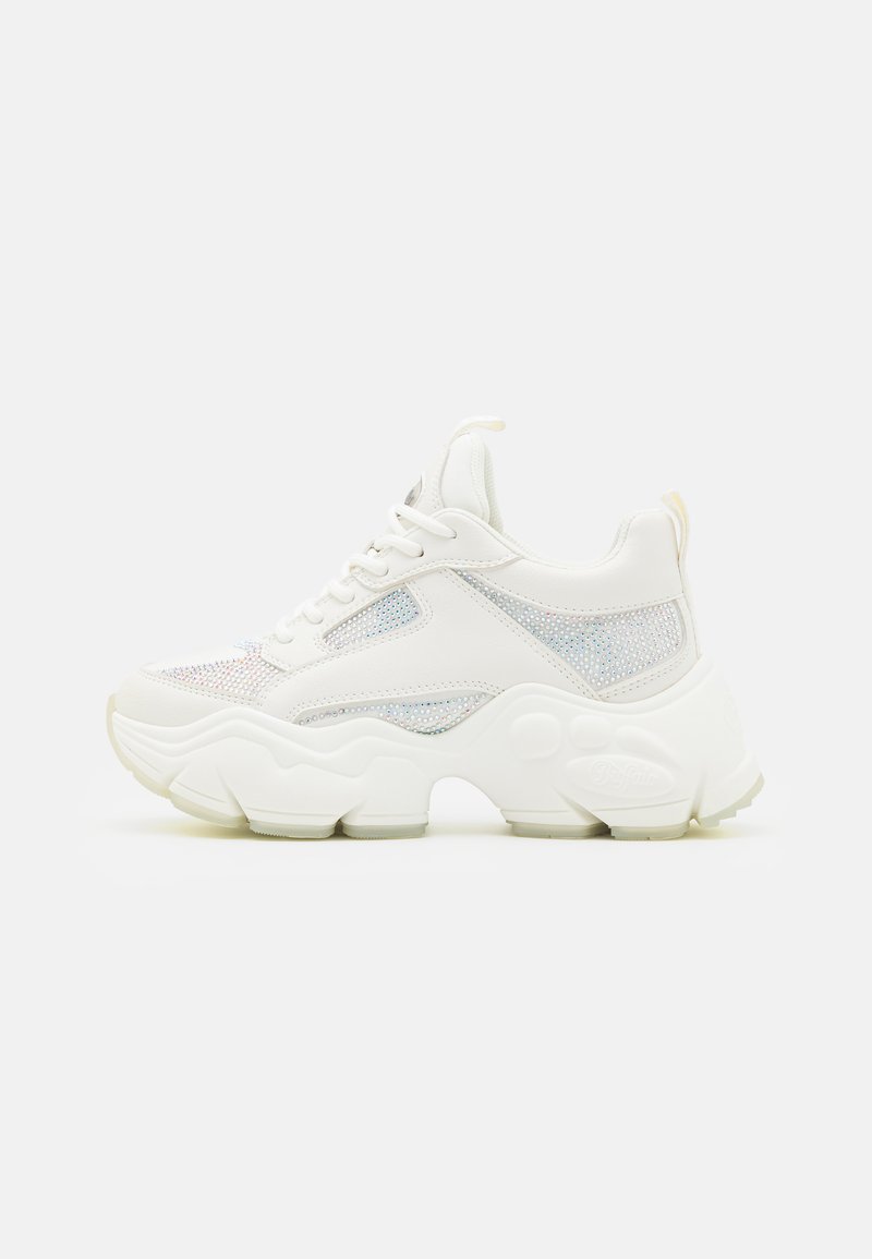 Biała sneaker z teksturowaną siateczką upper z iryzującymi detalami, masywną podeszwą oraz wzmocnionymi nasadkami na języku i pięcie dla dodatkowego wsparcia.