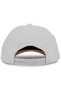 Harmaita tekstuureja sisältävä lippis, jossa on muovinen säädettävä hihna rei'illä, kaareva lippa ja musta sisävuori.