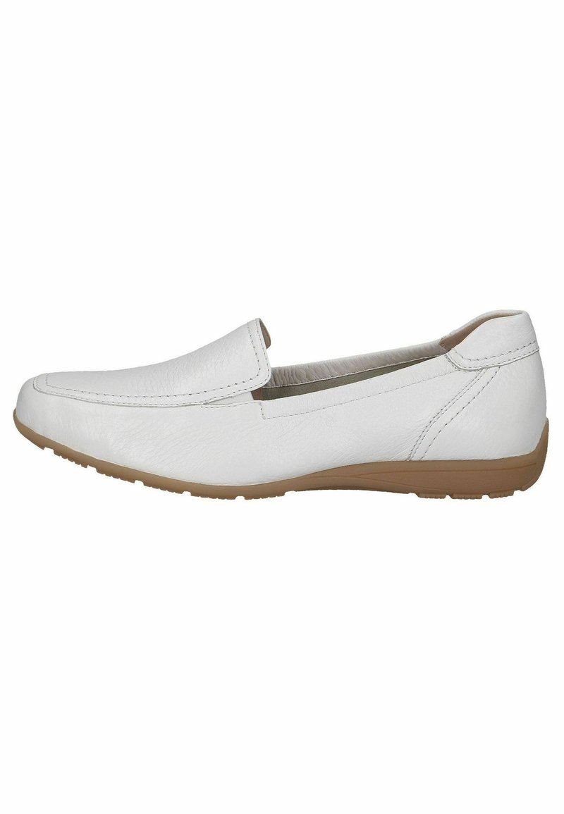 Bílé kožené slip-on boty s kulatou špičkou a hnědou gumovou podrážkou. Vyznačují se minimálním prošíváním a hladkou texturou.