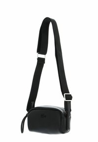 Bolso de cuero negro con forma rectangular, correa ajustable negra, cremallera plateada y detalle del logo en relieve en la parte frontal.