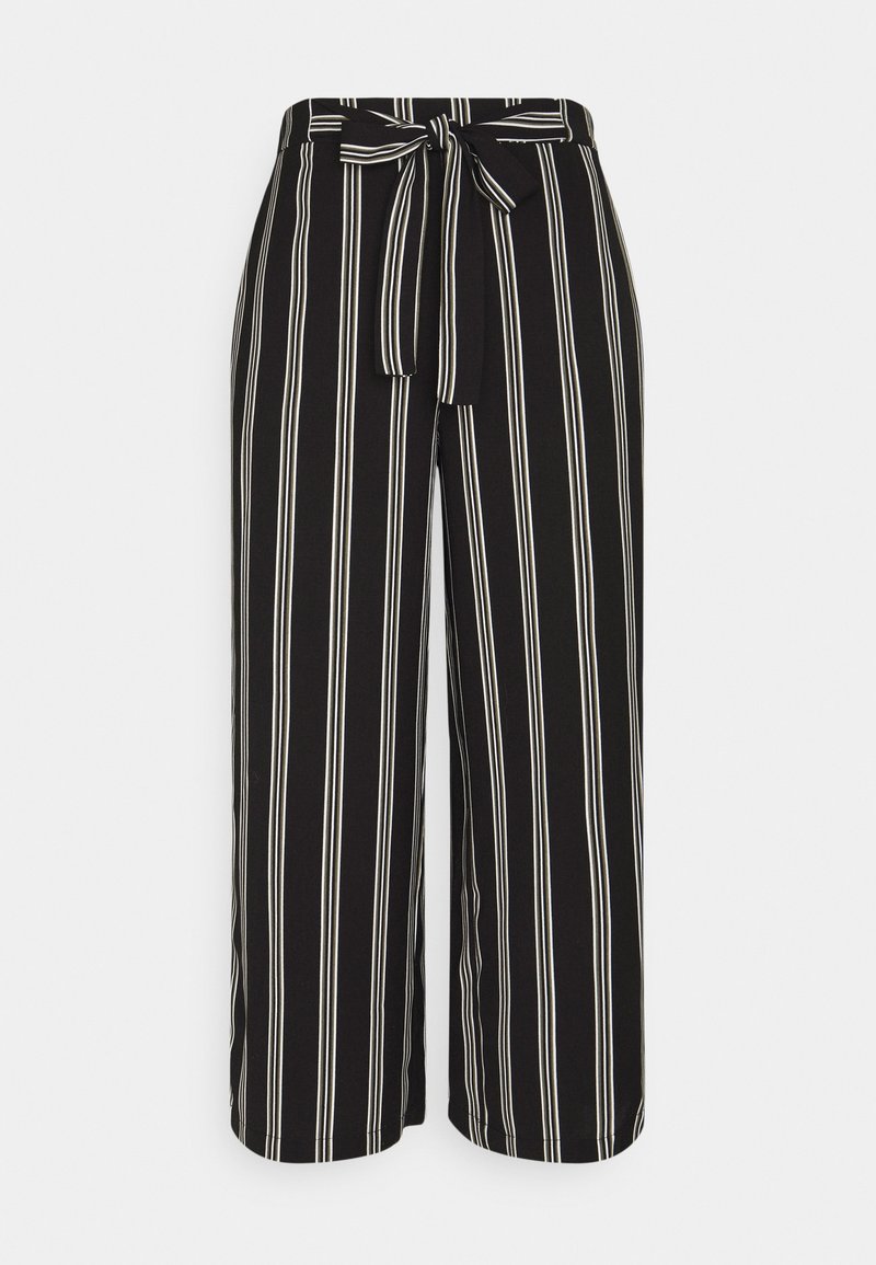 Pantalon large taille haute noir avec des rayures verticales blanches et une ceinture assortie en tissu nouée à l'avant de la taille.