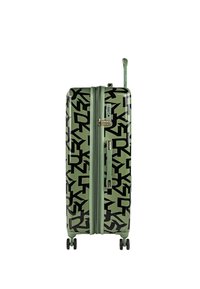 Maleta rígida verde con patrón de logotipo negro de DKNY, asa telescópica, asa lateral, cuatro ruedas y cerradura combinada incorporada.