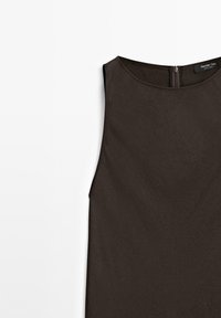 Ciemnobrązowy bezrękawnik z teksturowanym wykończeniem i okrągłym dekoltem. Posiada suwak z tyłu do zapinania. Widoczna metka marki.