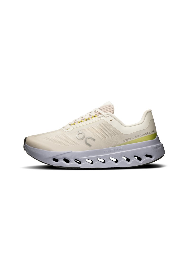 Zapatillas con una parte superior de malla ligera y transpirable en color beige claro, plantilla gris con detalles recortados y cordones con acentos amarillos. Suela de goma para tracción.