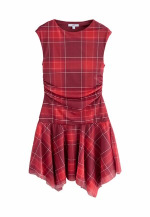 Robe rouge sans manches avec motif à carreaux blanc, taille cintrée et jupe asymétrique évasée.