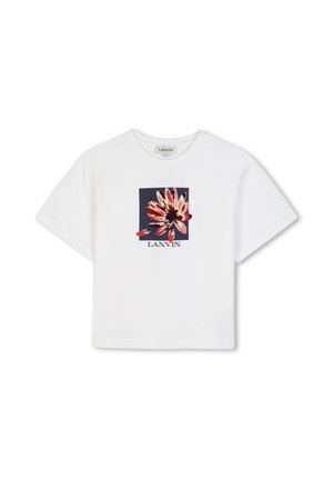 Witte T-shirt met korte mouwen met een grote rode en roze bloemafbeelding op een donker vierkant en de tekst "LANVIN" onder de bloem.