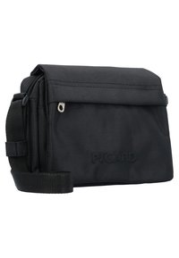 Černá nylonová crossbody taška s klopovým uzávěrem, nastavitelným popruhem, zipovými kapsami a embosovaným logem na přední straně. Texturovaný povrch.
