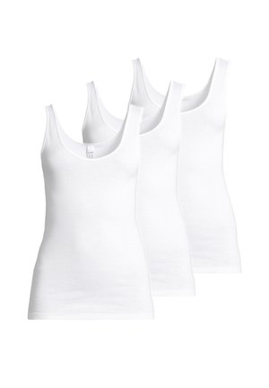 Tre canotte di cotone bianche con spalline larghe, un collo rotondo e un design aderente. Texture morbida e senza motivi visibili.
