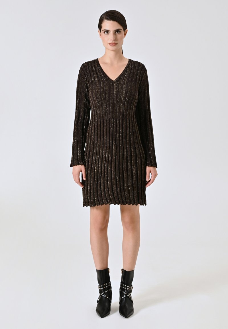 Abito in maglia marrone scuro con coste verticali e luccichio, dotato di scollatura a V e maniche lunghe, abbinato a stivali neri con punta a punta.