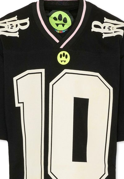 Maglietta nera a maniche corte con grande numero bianco "10", accentuata da un colletto rosa e un logo rotondo di colore verde neon al centro.