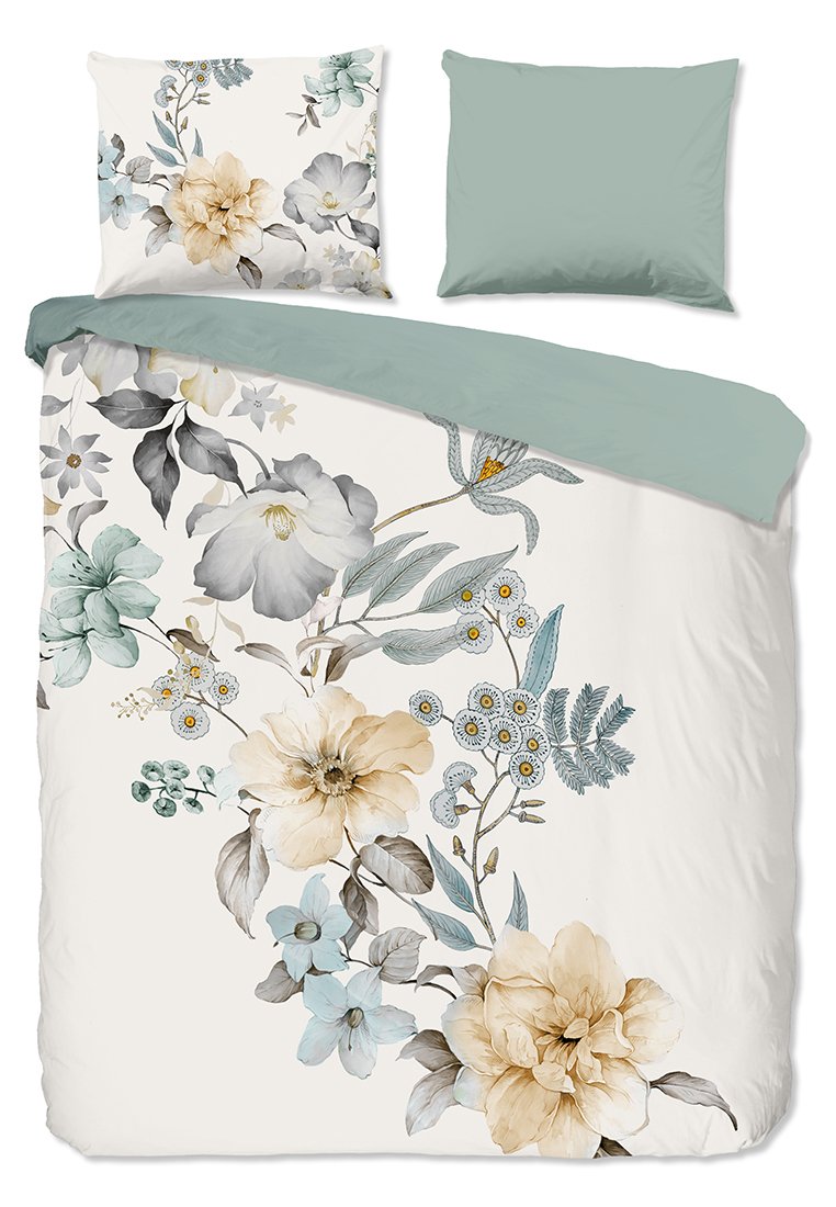 Blumiges Bettbezugset mit beige, hellblauen und grauen Blumen auf weißem Hintergrund. Enthält zwei passende Kissen in einfarbigem Grün.
