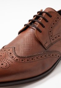 Pier One Elegantní šněrovací boty - cognac