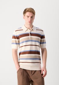 Stripet polo-skjorte med kremfarge, brun og lyseblå, knappet krage, kortermet og teksturert strikket stoff.