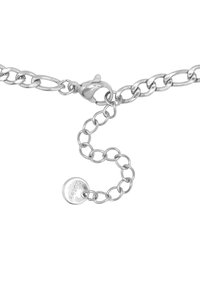 Braccialetto in argento con anelli ovali e chiusura a moschettone. Presenta un piccolo ciondolo rotondo incisa con "Sterling". Finitura liscia e metallica.