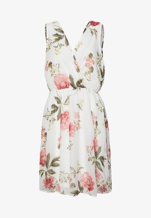 Vestido blanco sin mangas con escote en V y estampados florales rosas con hojas verdes, cintura fruncida y falda fluida.