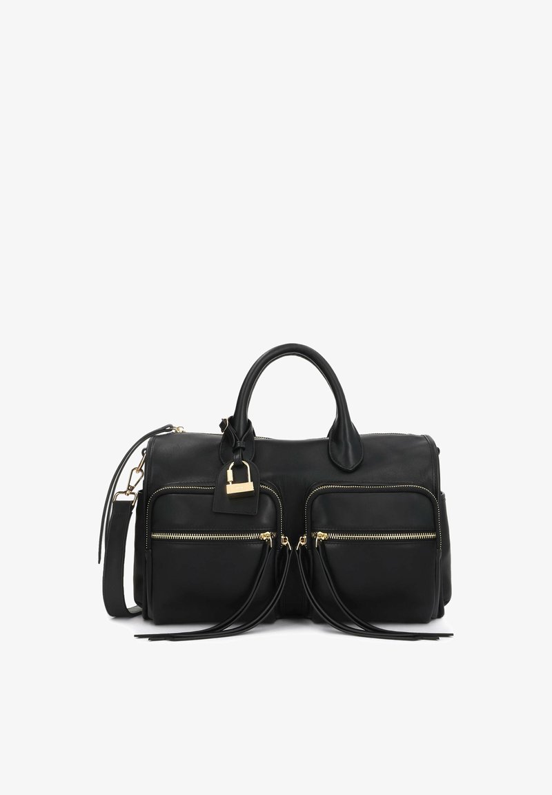 Μαύρη δερμάτινη τσάντα duffel με διπλές λαβές, δύο εμπρόσθιες τσέπες με φερμουάρ, χρυσό λουκέτο και αποσπώμενο ιμάντα ώμου.