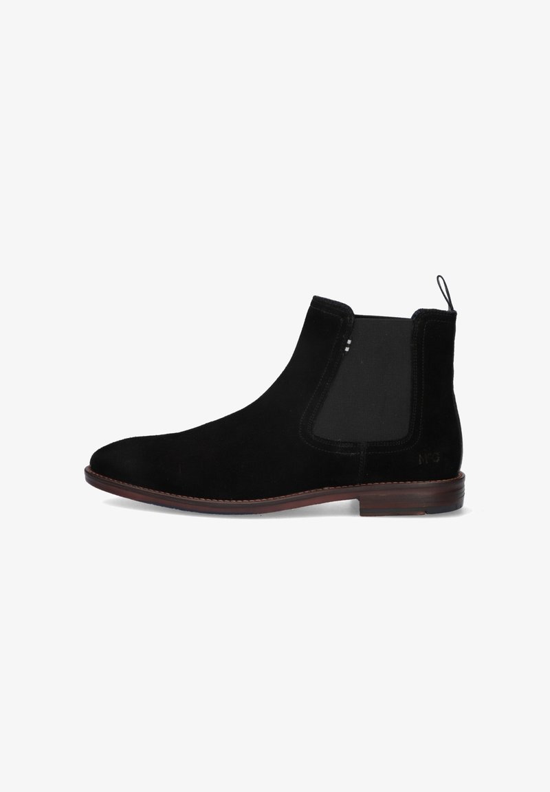 Bottine Chelsea en daim noir avec panneau latéral élastique, semelle marron et languette de tirage sur fond blanc, vue de profil.