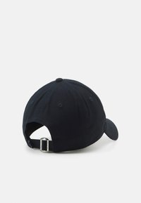 Dunkelblaue Baumwoll-Baseballkappe mit gebogenem Schirm, verstellbarem Riemen am Rücken und sechste paneligem Design mit Belüftungslöchern.