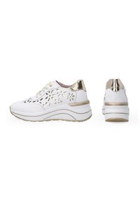 Weiße Sneakers mit laserperforierten Löchern, goldenen metallischen Akzenten und einer dicken weißen Sohle. Sie verfügen über runde Schnürsenkel und eine glatte, strukturierte Oberfläche.