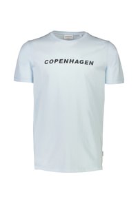 Camiseta de algodón de color azul claro con mangas cortas. Presenta un gráfico en blanco y negro de "COPENHAGUE" en el pecho. Diseño clásico de cuello redondo.