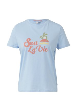 Lichtblauwe katoenen t-shirt met korte mouwen, ronde halslijn en een kleurrijke print met "Sea La Vie" en een ontwerp van een palmboom.