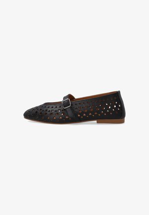 Schwarzer flacher Schuh mit perforierten Kreis- und Dreieckmustern, einem seitlichen Schnallenriemen und einer braunen Sohle.